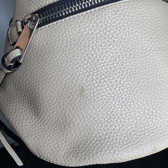 Inzi Chain Crossbody Bag In Beige - Picture 8 of 9